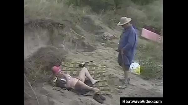 XXX Un signore anziano sta facendo una passeggiata rilassante sulla spiaggia quando gira un angolo ed è completamente scioccato nel vedere una vecchia nonna che si masturba top Video