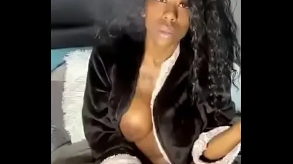 XXX She likes to play with her pussy and her tits Video teratas