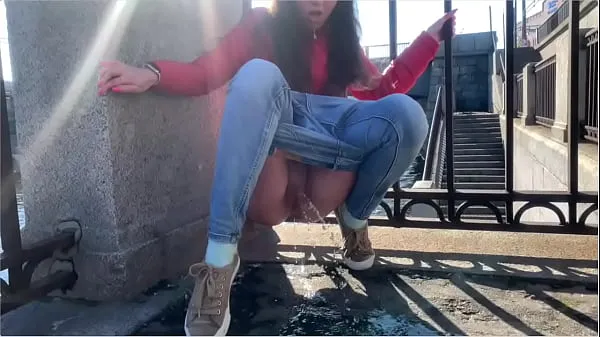 XXX Girl pee in a public place วิดีโอยอดนิยม