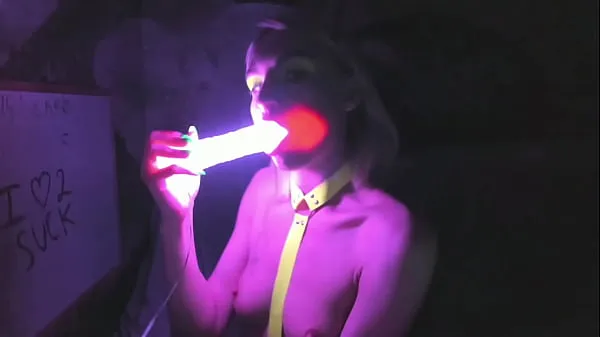 XXX kelly copperfield deepthroats LED glowing dildo on webcam top videa