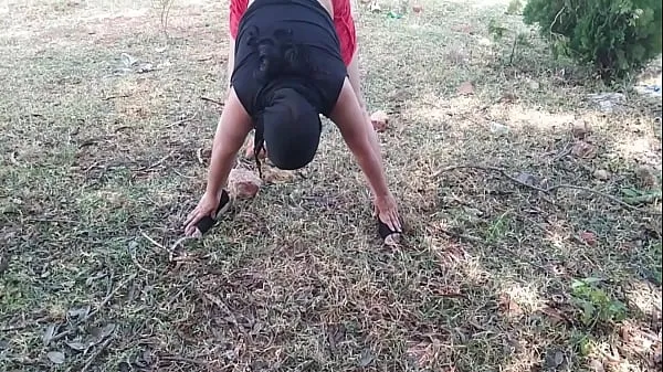 XXX Indian Muslim Bhabhi Outdoor Public Doing Nude Yoga Risky Solo Pissing najboljših videoposnetkov