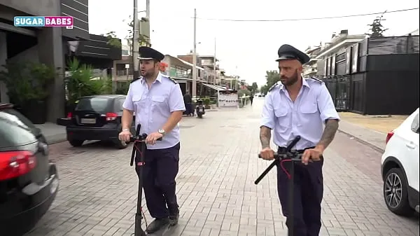 XXX SUGARBABESTV : GREEK POLICE THREESOME PARODY en iyi Videolar