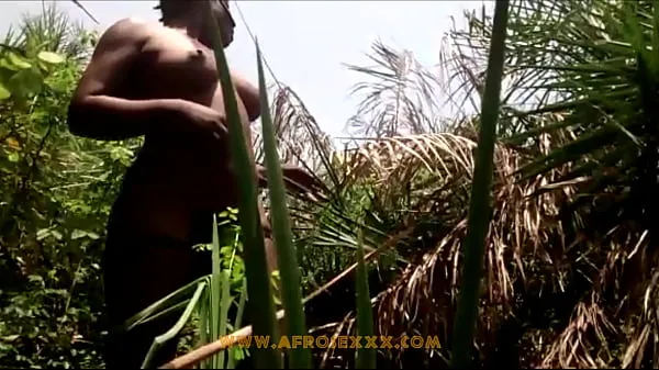 XXX Horny tribe woman outdoor κορυφαία βίντεο
