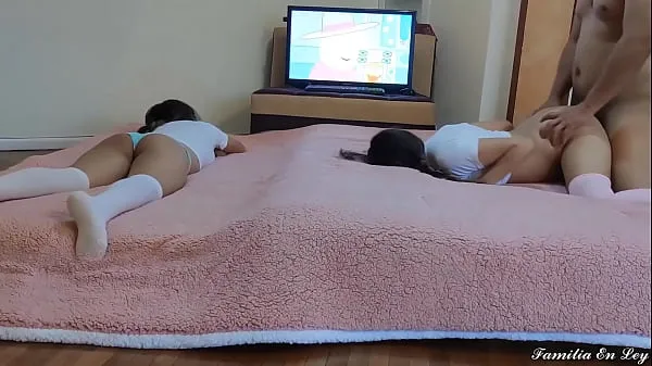 XXX My Stepdaughter and her Delicious Friend watching Cartoons Video hàng đầu