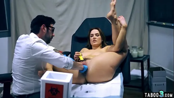 XXX Busty inked MILF visiting a perv doc to get pregnant วิดีโอยอดนิยม