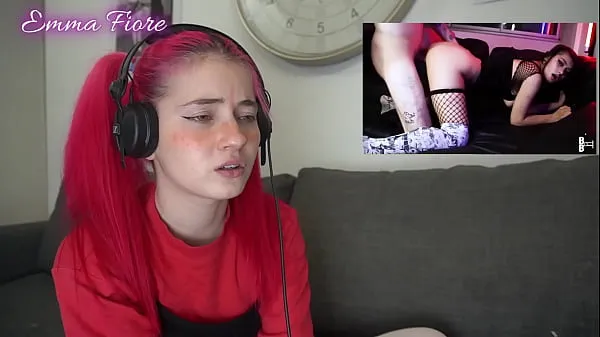 XXX سب سے اوپر کی ویڈیوز Petite teen reacting to Amateur Porn - Emma Fiore