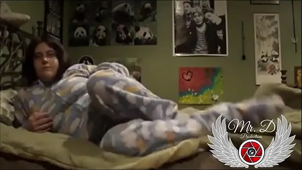 XXX Playing in my parents' bed in my pajamas, I masturbate while I think my step brother fucks my fat and wet pussy najlepšie videá