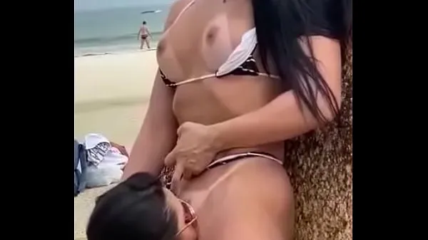 XXX TWO TESUDAS CATCHING IN PUBLIC ON THE BEACH शीर्ष वीडियो