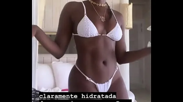 XXX Singer iza in a bikini showing her butt en iyi Videolar