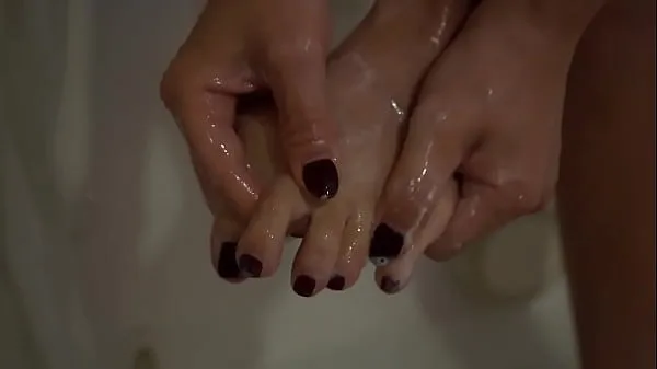 XXX Sexy feet, soap, and water toppvideoer