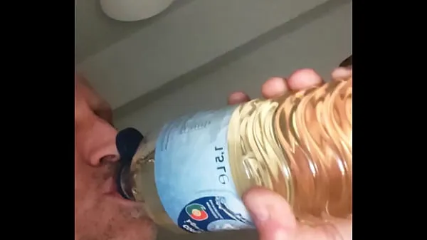 XXX Chugging 1,5 litres of piss top Videos