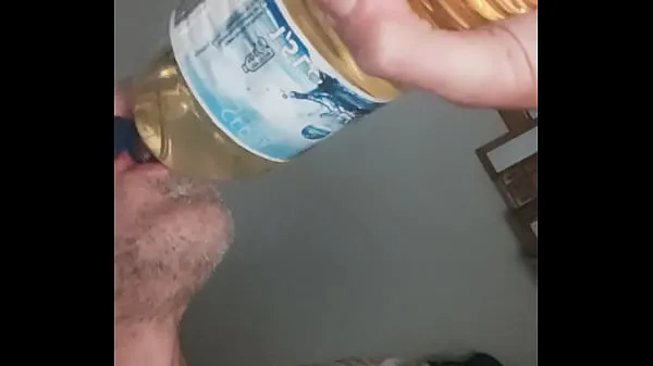 XXX Chugging 1,5 litres of male piss, swallowing all until last drop part two toppvideoer