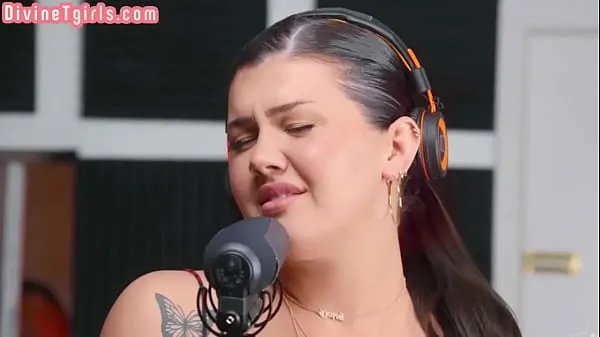 XXX Tgirl goddess fucks in interracial duo in singing booth κορυφαία βίντεο
