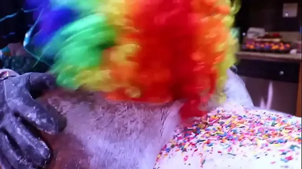 XXX سب سے اوپر کی ویڈیوز Victoria Cakes Gets Her Fat Ass Made into A Cake By Gibby The Clown
