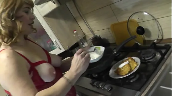 XXX MILF hot Frina continues her naked cooking. In erotic kitchen in transparent peignoir no panties in stockings Milf will cook potato pancakes today κορυφαία βίντεο