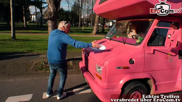 XXX Grandpa picks up German teen on the street and fucks her in the car najboljših videoposnetkov