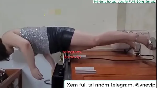 XXX Vietnã | Filho aperta o peito da madrasta quando o pai está fora | assista completo em t.me/vnevip top Vídeos