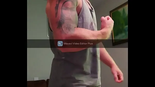 XXX Muscular guy is showing body and jerking off in home top Vidéos
