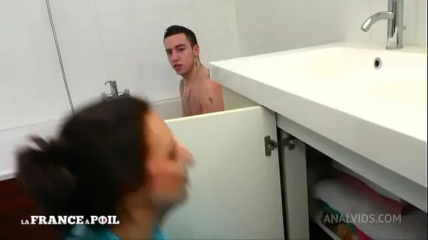 XXX French youngster buggers his cougar landlady in the shower วิดีโอยอดนิยม