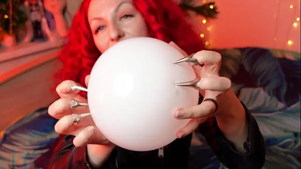XXX سب سے اوپر کی ویڈیوز MILF blowing up inflates an air balloons