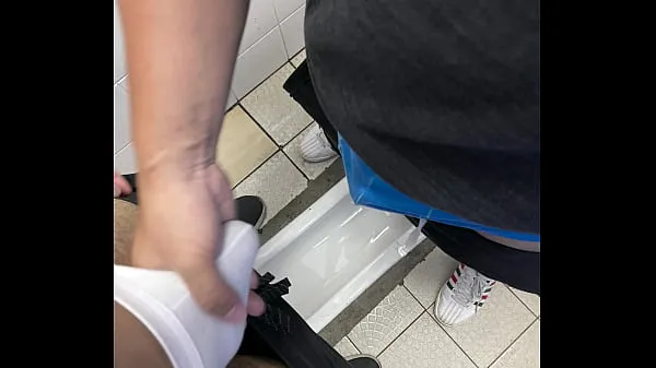 XXX EXPOSE AND CUM WITH MAN IN PUBLIC TOILET热门视频
