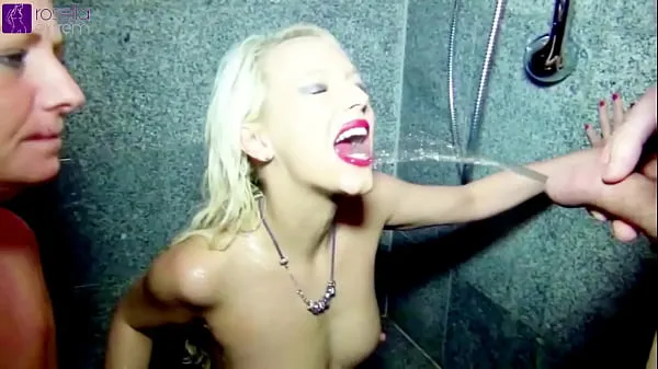 XXX In the shower of the gym, together with girlfriend, used as a living pissoars أفضل مقاطع الفيديو