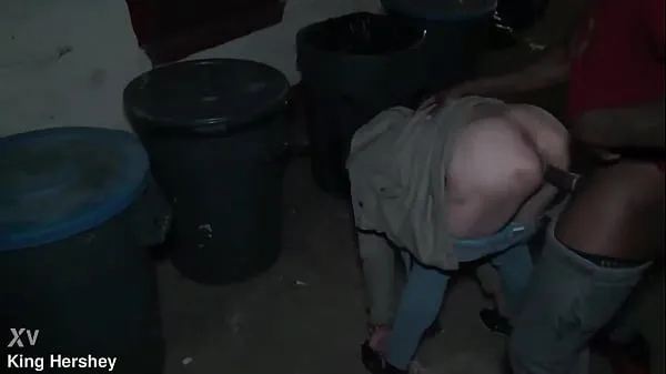 XXX Fucking this prostitute next to the dumpster in a alleyway we got caught วิดีโอยอดนิยม