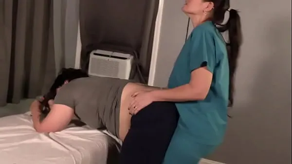 XXX Nurse humps her patient Video teratas