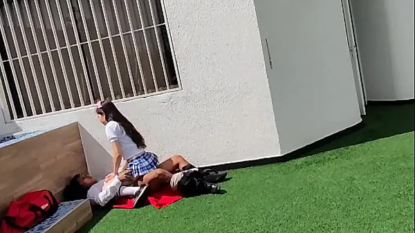 XXX Jóvenes colegiales follan en la terraza del colegio y son captados por una cámara de seguridad أفضل مقاطع الفيديو