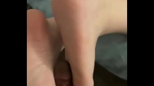 XXX Wifey gives me her first ever footjob toppvideoer