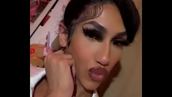 XXX Sexy Young Transgender Teen With Glossy Makeup Being a Crossdresser najlepšie videá