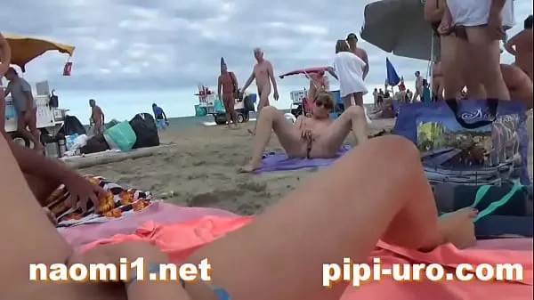 XXX girl masturbate on beach Video hàng đầu