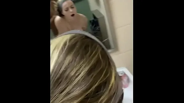 XXX Cute girl gets bent over public bathroom sink Video teratas