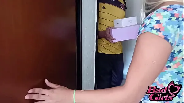 XXX Lucky delivery guy fucks a single blonde at home when he brings her order home najlepšie videá