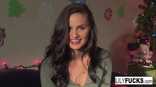 XXX Lily nos conta seus desejos de Natal com tesão antes de se satisfazer em ambos os buracos top Vídeos