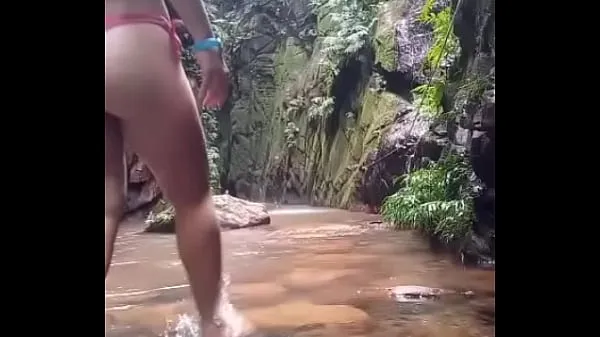 XXX Super hot in a bikini with her giant round ass teasing the water najboljših videoposnetkov
