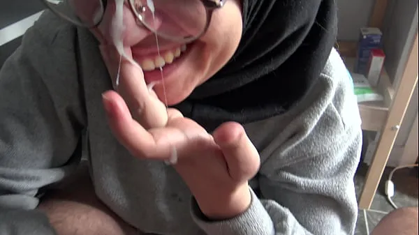 XXX Ein muslimisches Mädchen ist verstört, als sie den großen französischen Schwanz ihres Lehrers sieht Top-Videos