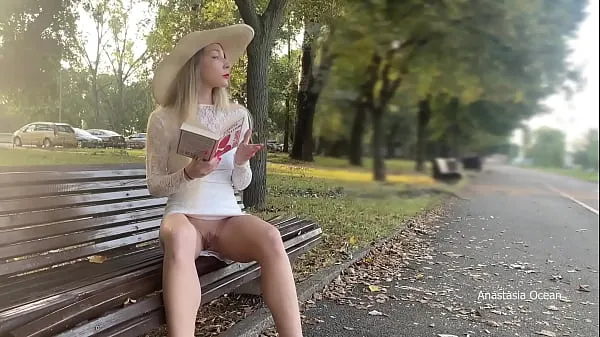 XXX My wife is flashing her pussy to people in park. No panties in public Video teratas