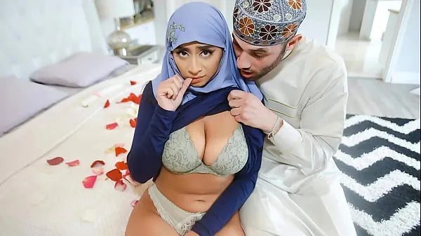 XXX Arab Husband Trying to Impregnate His Hijab Wife - HijabLust bästa videor