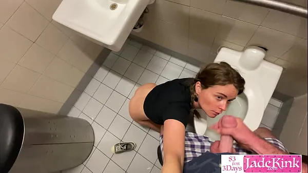 XXX Real amateur couple fuck in public bathroom bästa videor
