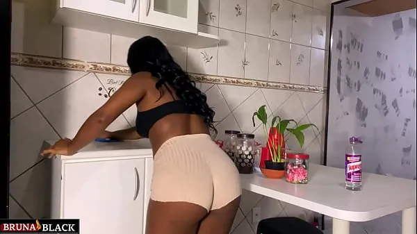 XXX Hot sex with the pregnant housewife in the kitchen, while she takes care of the cleaning. Complete en iyi Videolar