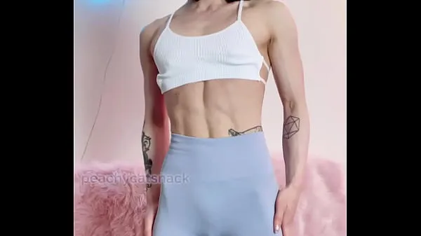 XXX Nerdy, cute, and petite Asian muscle girl flexes in workout leggings top Vidéos