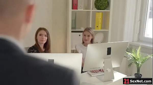 XXX Blonde secretary is teaching her new assistant on how to please their ladies give him blowjob then bend over while the guy fucks their ass najlepšie videá