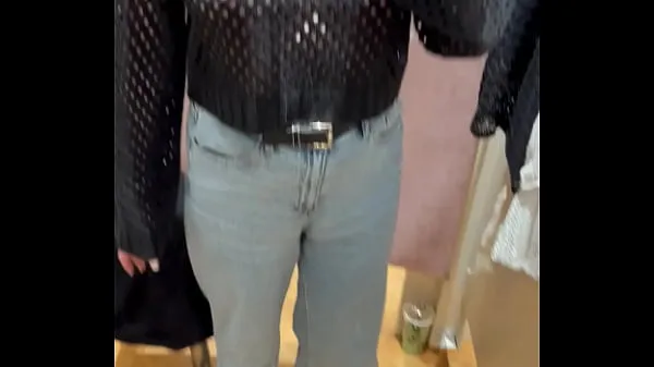 XXX Trying on a see through top in public Video teratas