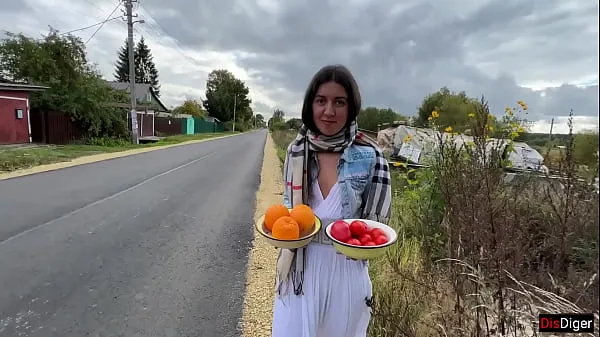 XXX I asked Farmer girl to show how she grows juicy fruits and vegetables Video teratas